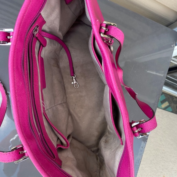 Magenta Micheal Kors bag ( HOT PINK) - Picture 5 of 5